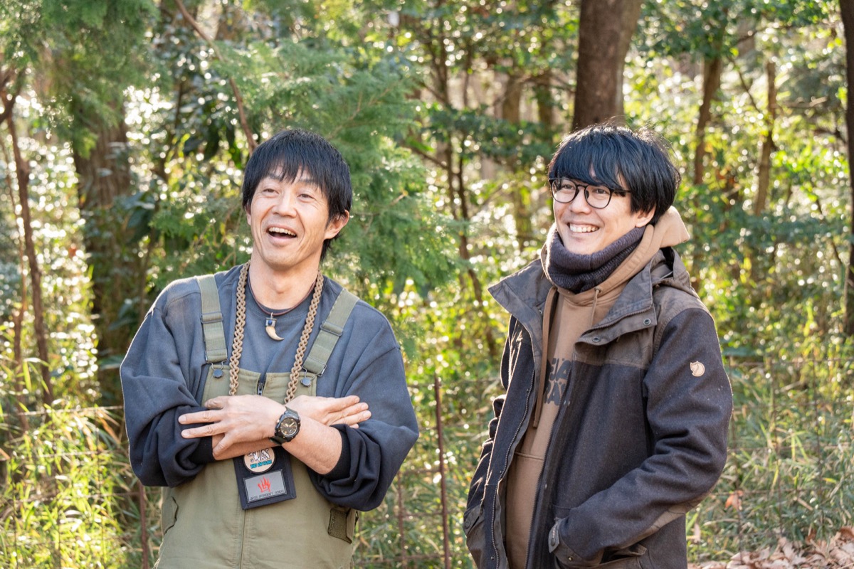森の中で笑う川口拓と阿諏訪泰義さん